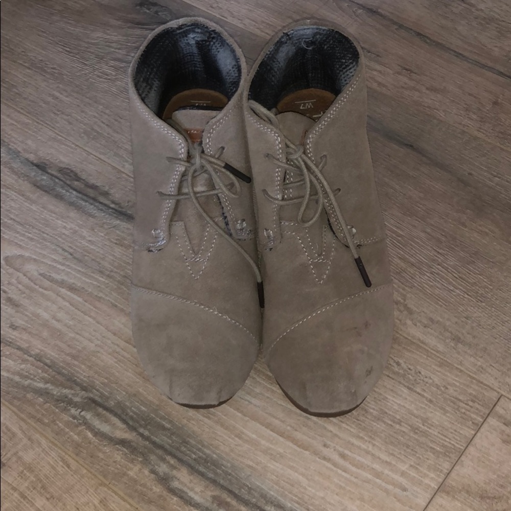 Toms brown desert wedges